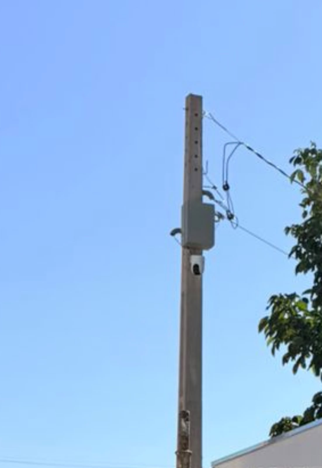 Câmera de monitoramento com conectividade Wi-Fi instalada no canteiro de obras