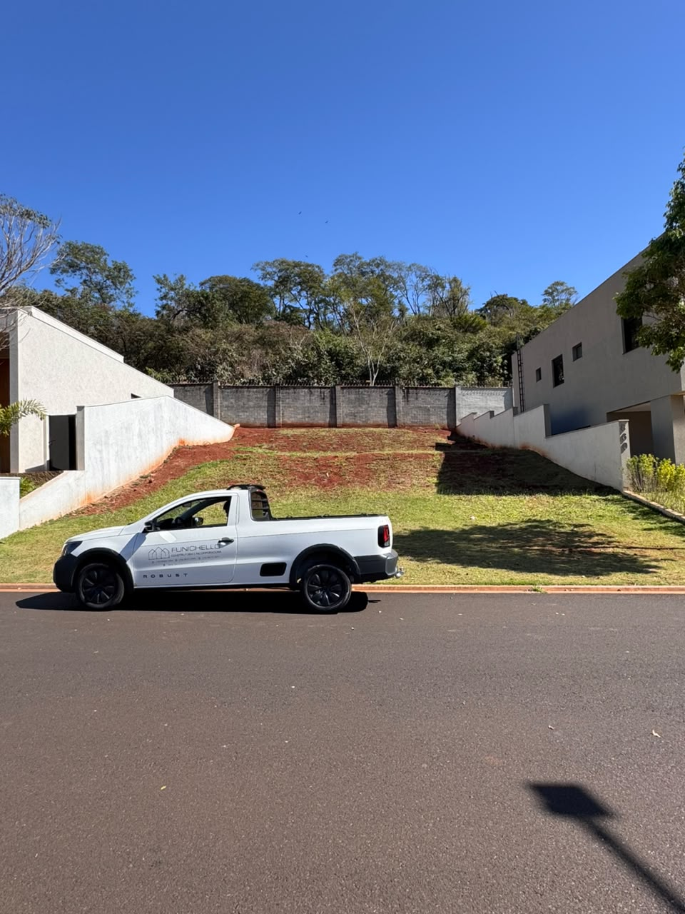 Terreno destinado à residência de Michael, com veículo da Funichello estacionado em frente